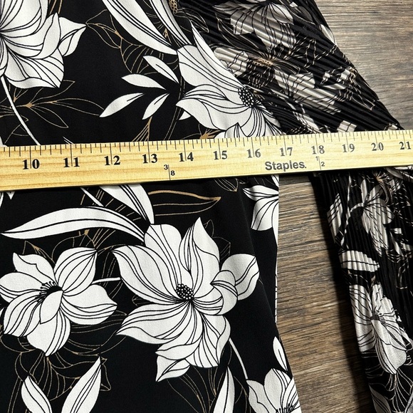 White House Black Market Fitted Wrap Blouse Black and White - Picture 9 of 10